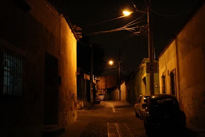 Descubre la historia del Callejón del Muerto en la ciudad de Oaxaca, una de las leyendas más famosas del estado. Conoce su origen, el contexto histórico y qué hay de verdad detrás de este enigmático lugar.