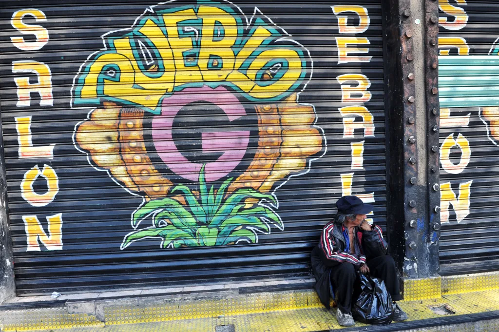 Descubre de dónde surgió la palabra “teporocho”, qué significa realmente, cuál es la famosa historia del “té por ocho” y qué dicen los especialistas sobre el origen de este popular mexicanismo.