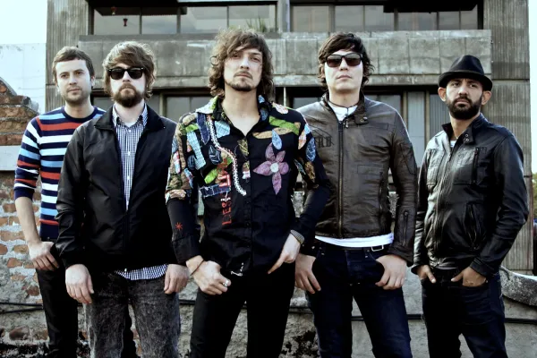 Descubre quién es Zoé, cómo nació la banda, quiénes son sus integrantes, cuáles son sus discos más importantes y por qué se convirtió en uno de los grupos más influyentes del rock mexicano.