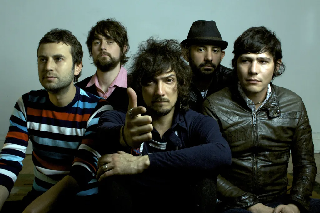 Descubre quién es Zoé, cómo nació la banda, quiénes son sus integrantes, cuáles son sus discos más importantes y por qué se convirtió en uno de los grupos más influyentes del rock mexicano.