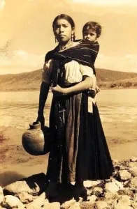 Descubre la historia del rebozo mexicano, su origen, evolución y el significado cultural de una de las prendas más emblemáticas de México que ha acompañado a generaciones durante siglos.