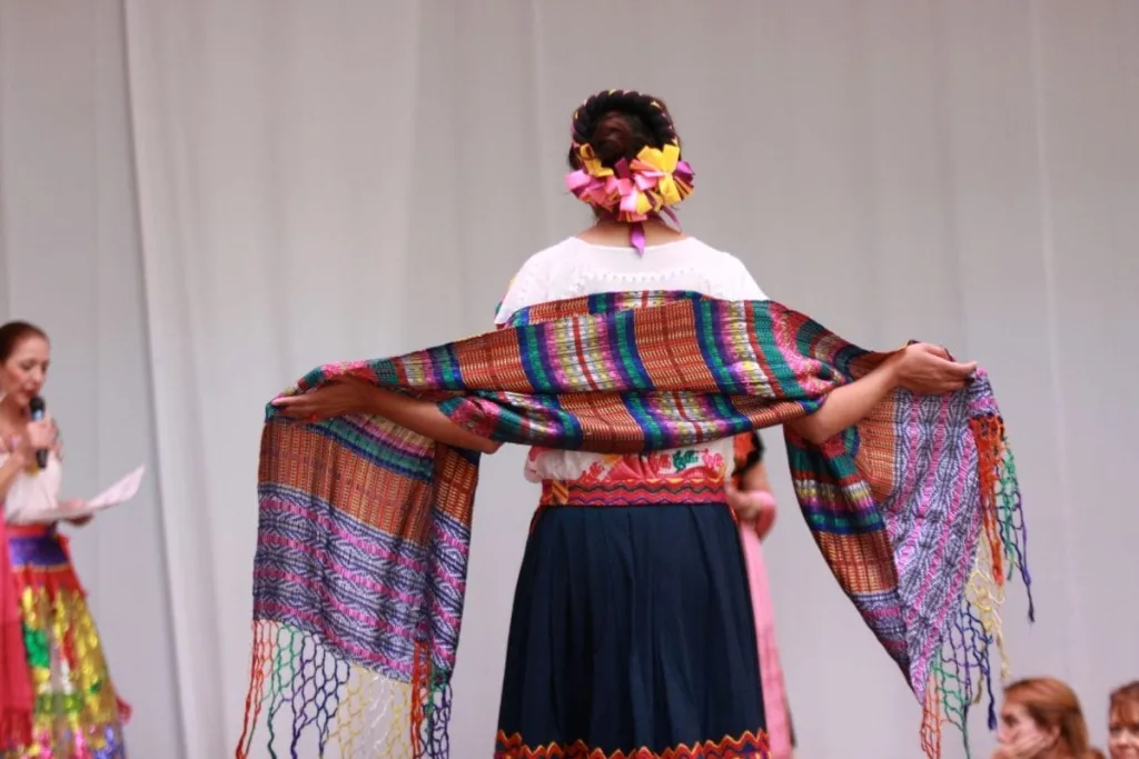 Descubre la historia del rebozo mexicano, su origen, evolución y el significado cultural de una de las prendas más emblemáticas de México que ha acompañado a generaciones durante siglos.