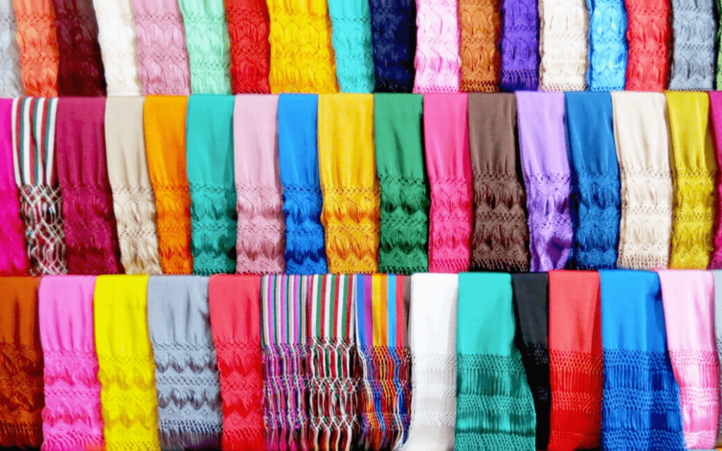 Descubre la historia del rebozo mexicano, su origen, evolución y el significado cultural de una de las prendas más emblemáticas de México que ha acompañado a generaciones durante siglos.