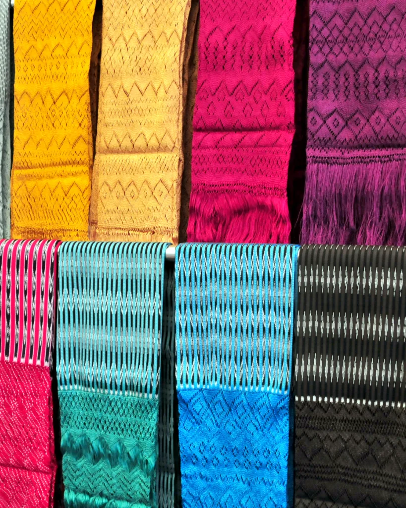 Descubre la historia del rebozo mexicano, su origen, evolución y el significado cultural de una de las prendas más emblemáticas de México que ha acompañado a generaciones durante siglos.