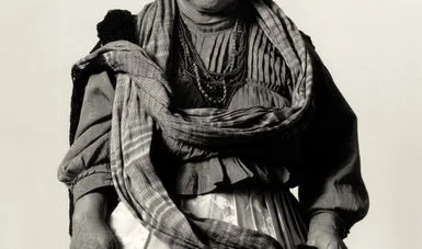 Descubre la historia del rebozo mexicano, su origen, evolución y el significado cultural de una de las prendas más emblemáticas de México que ha acompañado a generaciones durante siglos.
