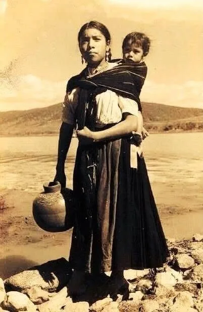Descubre la historia del rebozo mexicano, su origen, evolución y el significado cultural de una de las prendas más emblemáticas de México que ha acompañado a generaciones durante siglos.