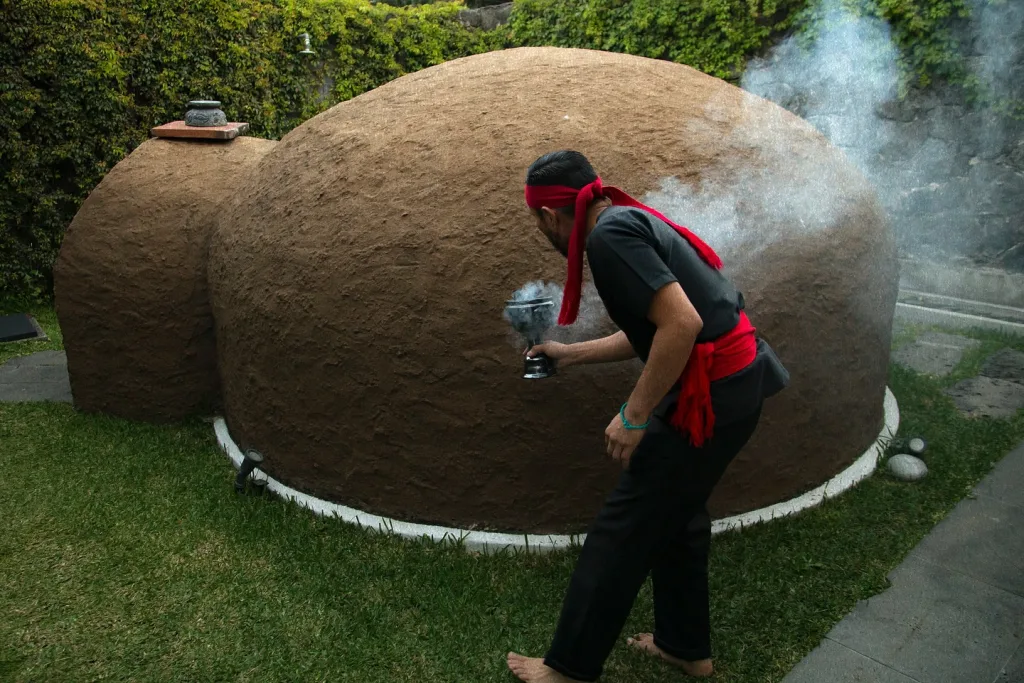 Descubre qué es el temazcal, cuál es su origen prehispánico, cómo funciona, cuáles son sus beneficios y por qué sigue siendo uno de los rituales más importantes de la cultura mexicana. ¿Has ido a alguno?