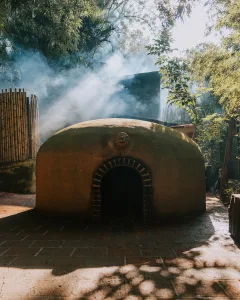 Descubre qué es el temazcal, cuál es su origen prehispánico, cómo funciona, cuáles son sus beneficios y por qué sigue siendo uno de los rituales más importantes de la cultura mexicana. ¿Has ido a alguno?