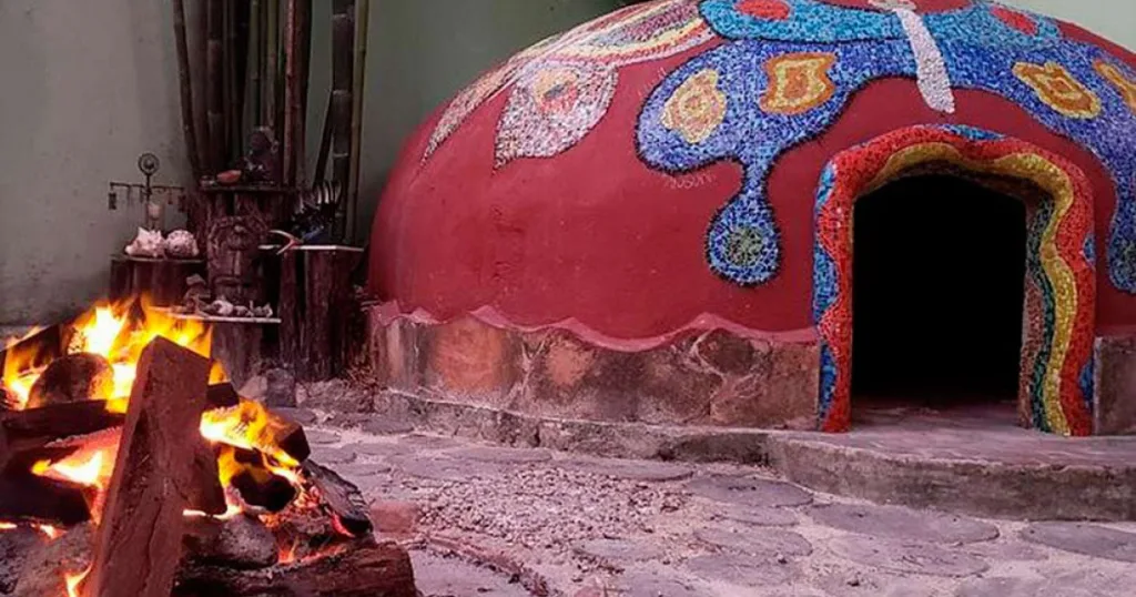 Descubre qué es el temazcal, cuál es su origen prehispánico, cómo funciona, cuáles son sus beneficios y por qué sigue siendo uno de los rituales más importantes de la cultura mexicana. ¿Has ido a alguno?