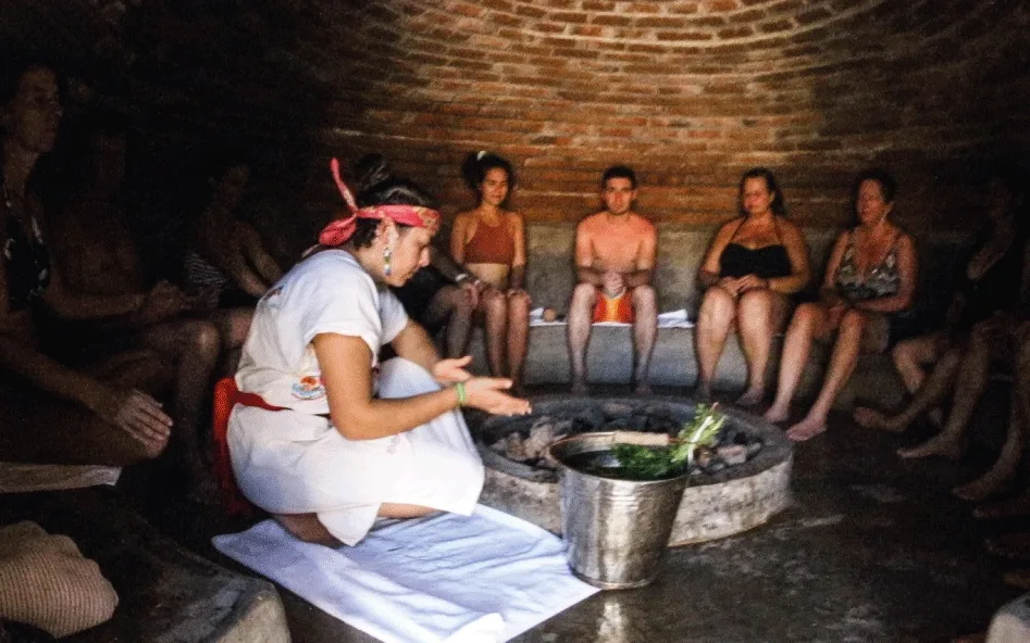 Descubre qué es el temazcal, cuál es su origen prehispánico, cómo funciona, cuáles son sus beneficios y por qué sigue siendo uno de los rituales más importantes de la cultura mexicana. ¿Has ido a alguno?