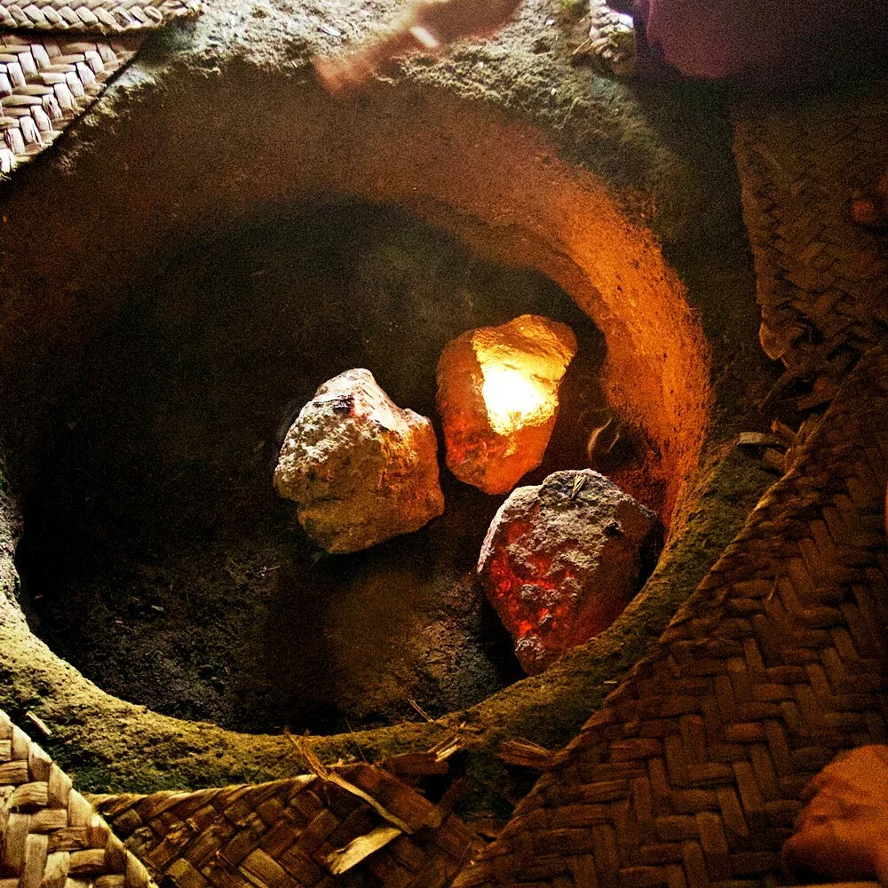 Descubre qué es el temazcal, cuál es su origen prehispánico, cómo funciona, cuáles son sus beneficios y por qué sigue siendo uno de los rituales más importantes de la cultura mexicana. ¿Has ido a alguno?