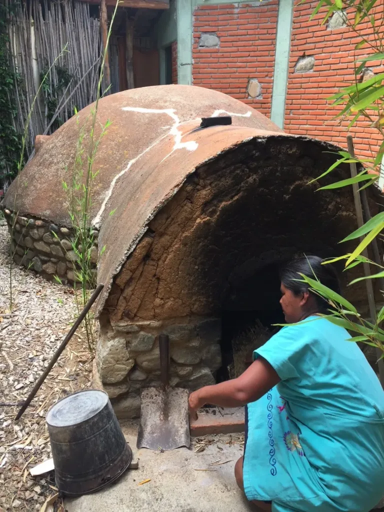 Descubre qué es el temazcal, cuál es su origen prehispánico, cómo funciona, cuáles son sus beneficios y por qué sigue siendo uno de los rituales más importantes de la cultura mexicana. ¿Has ido a alguno?