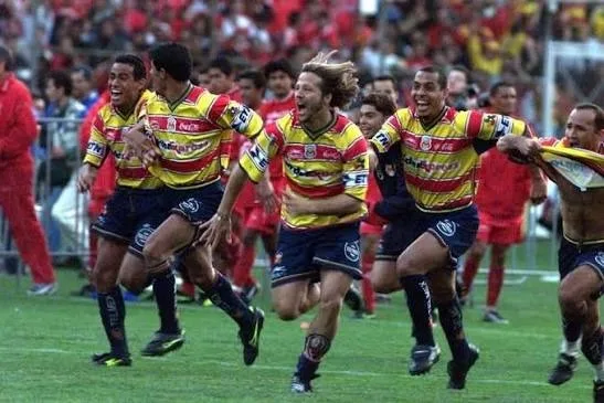 Descubre la historia de los equipos desaparecidos de la Liga MX: la caída del Club Oro, la triste mudanza de Monarcas Morelia y el récord histórico de Tecos.
