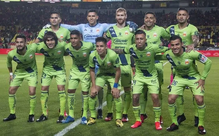 Descubre la historia de los equipos desaparecidos de la Liga MX: la caída del Club Oro, la triste mudanza de Monarcas Morelia y el récord histórico de Tecos.