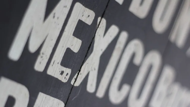 Descubre las frases mexicanas que más confunden a los extranjeros, cuál es su verdadero significado y por qué forman parte de la identidad cultural de México.