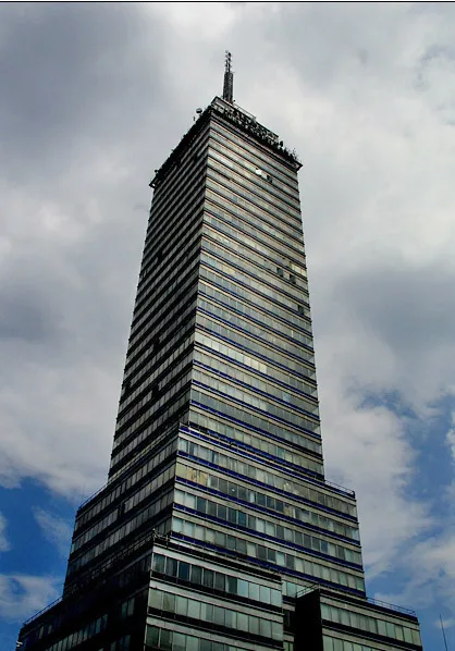 Conoce la historia de la Torre Latinoamericana, uno de los edificios más emblemáticos de la CDMX. Descubre cómo fue construida, por qué sobrevivió a grandes sismos y qué la convierte en un símbolo nacional. ¿Es de tus edificios favoritos?