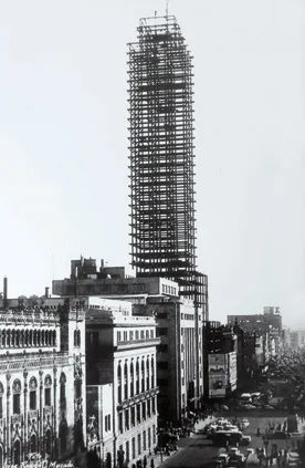 Conoce la historia de la Torre Latinoamericana, uno de los edificios más emblemáticos de la CDMX. Descubre cómo fue construida, por qué sobrevivió a grandes sismos y qué la convierte en un símbolo nacional. ¿Es de tus edificios favoritos?