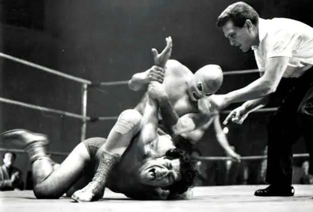 ¿Quién fue el hombre detrás del Enmascarado de Plata? Descubre la historia real de Rodolfo Guzmán Huerta, los secretos de su máscara y la verdad sobre el día que reveló su rostro en televisión.