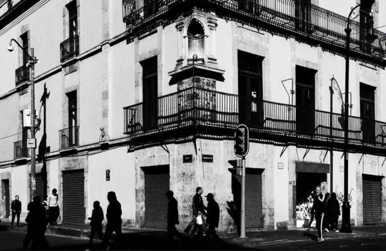 Descubre la historia de la Casa de los Ahorcados en la Ciudad de México, una de las leyendas más famosas del Centro Histórico. Conoce su origen, el contexto histórico y qué hay de verdad detrás de este enigmático lugar.