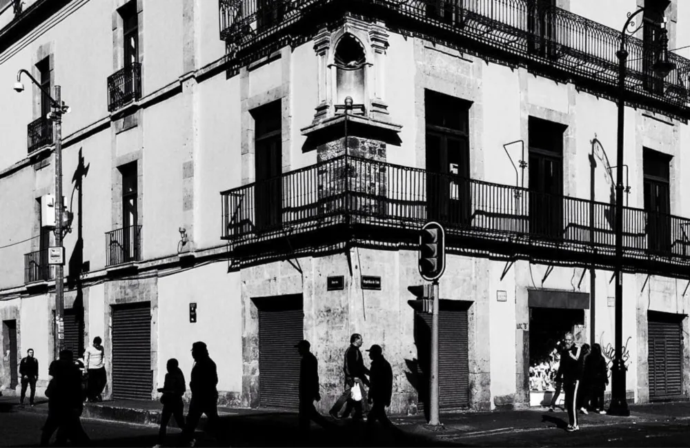 Descubre la historia de la Casa de los Ahorcados en la Ciudad de México, una de las leyendas más famosas del Centro Histórico. Conoce su origen, el contexto histórico y qué hay de verdad detrás de este enigmático lugar.