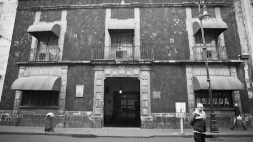 Descubre la historia de la Casa de los Ahorcados en la Ciudad de México, una de las leyendas más famosas del Centro Histórico. Conoce su origen, el contexto histórico y qué hay de verdad detrás de este enigmático lugar.