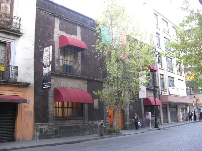 Descubre la historia de la Casa de los Ahorcados en la Ciudad de México, una de las leyendas más famosas del Centro Histórico. Conoce su origen, el contexto histórico y qué hay de verdad detrás de este enigmático lugar.