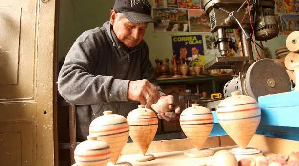 Descubre la historia del trompo, uno de los juguetes más antiguos y queridos de México. Conoce su origen, cómo llegó al país, por qué sigue vigente y las curiosidades que lo convirtieron en un símbolo de la infancia mexicana.