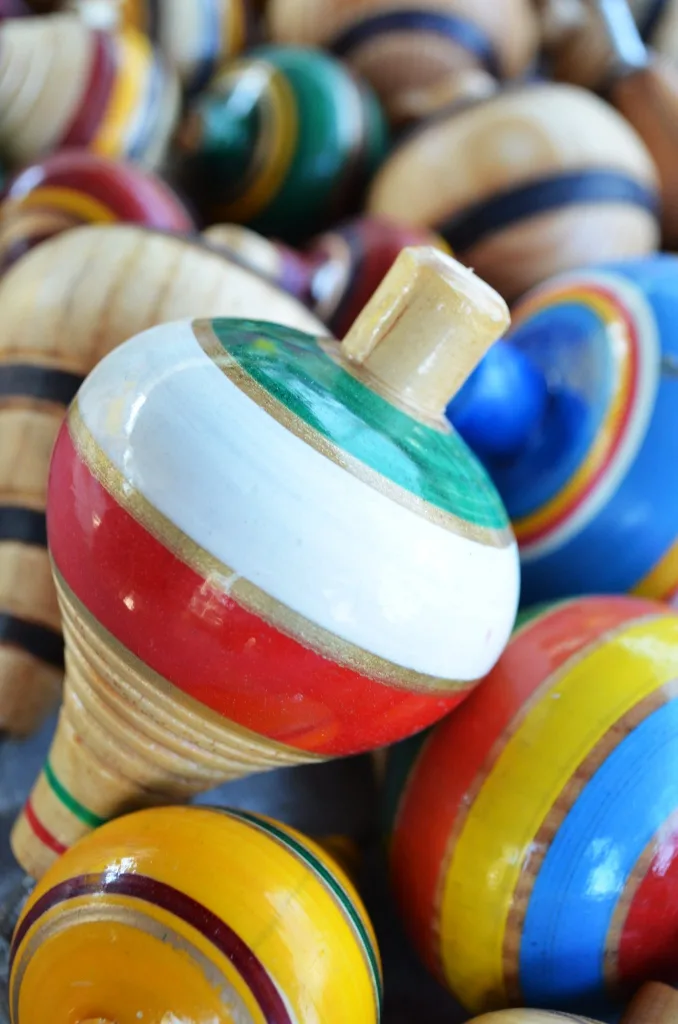 Descubre la historia del trompo, uno de los juguetes más antiguos y queridos de México. Conoce su origen, cómo llegó al país, por qué sigue vigente y las curiosidades que lo convirtieron en un símbolo de la infancia mexicana.
