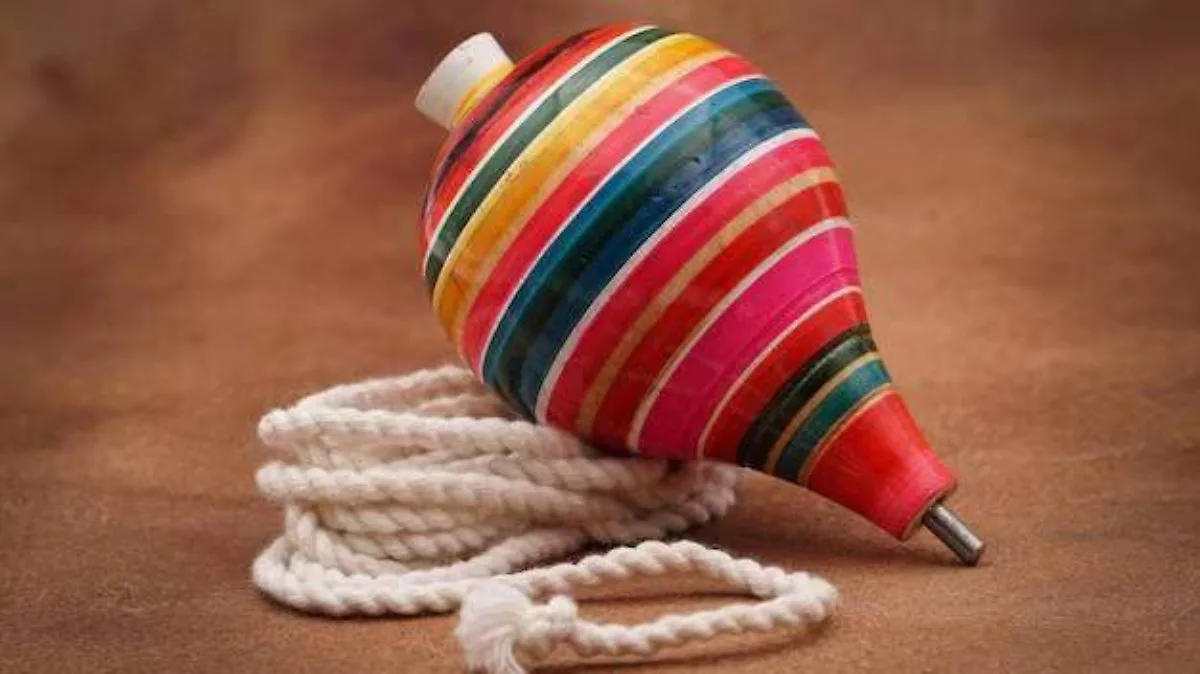 Descubre la historia del trompo, uno de los juguetes más antiguos y queridos de México. Conoce su origen, cómo llegó al país, por qué sigue vigente y las curiosidades que lo convirtieron en un símbolo de la infancia mexicana.