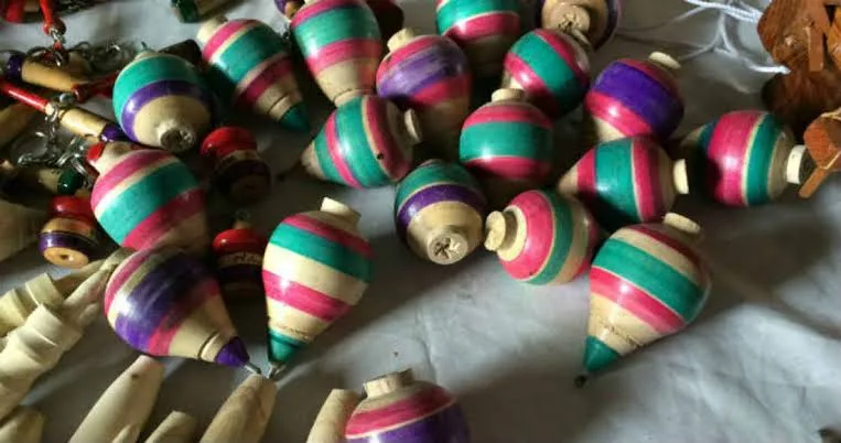 Descubre la historia del trompo, uno de los juguetes más antiguos y queridos de México. Conoce su origen, cómo llegó al país, por qué sigue vigente y las curiosidades que lo convirtieron en un símbolo de la infancia mexicana.