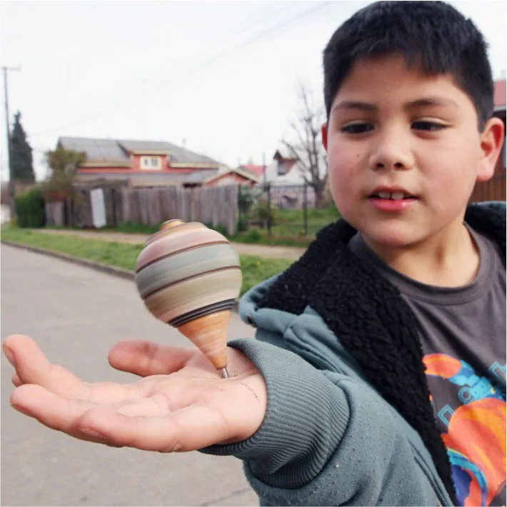Descubre la historia del trompo, uno de los juguetes más antiguos y queridos de México. Conoce su origen, cómo llegó al país, por qué sigue vigente y las curiosidades que lo convirtieron en un símbolo de la infancia mexicana.