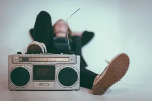 Revive la época dorada del pop y la música electrónica en México con Belanova, Moenia y Fey. Descubre su historia, sus mayores éxitos y por qué siguen conquistando nuevas generaciones.