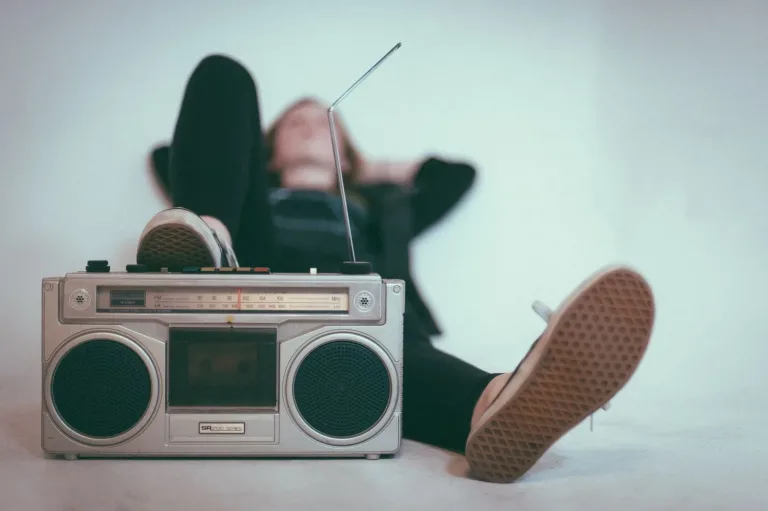 Revive la época dorada del pop y la música electrónica en México con Belanova, Moenia y Fey. Descubre su historia, sus mayores éxitos y por qué siguen conquistando nuevas generaciones.