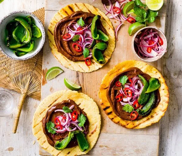 Descubre por qué la tortilla es considerada el corazón de la gastronomía mexicana. Conoce su historia, origen prehispánico, importancia cultural, nutricional y el papel que sigue desempeñando en la vida cotidiana de millones de mexicanos.