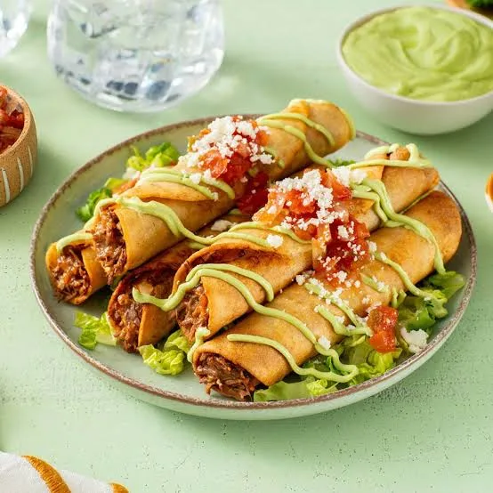 Descubre por qué la tortilla es considerada el corazón de la gastronomía mexicana. Conoce su historia, origen prehispánico, importancia cultural, nutricional y el papel que sigue desempeñando en la vida cotidiana de millones de mexicanos.