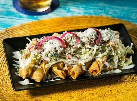Descubre por qué la tortilla es considerada el corazón de la gastronomía mexicana. Conoce su historia, origen prehispánico, importancia cultural, nutricional y el papel que sigue desempeñando en la vida cotidiana de millones de mexicanos.