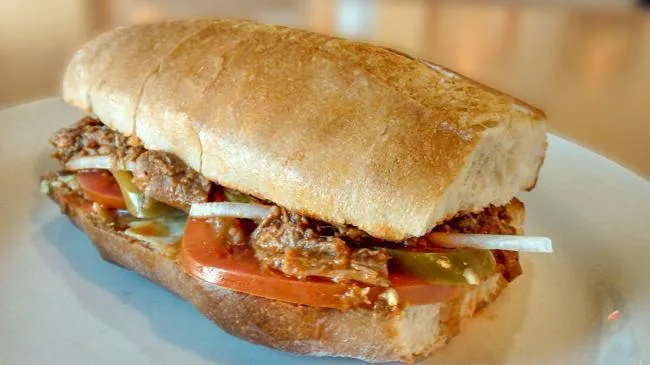 Descubre por qué en algunas regiones de México se dice "lonche" y en otras "torta". Conoce el origen de ambas palabras, su historia, las diferencias regionales y cómo este platillo refleja la diversidad cultural del país.
