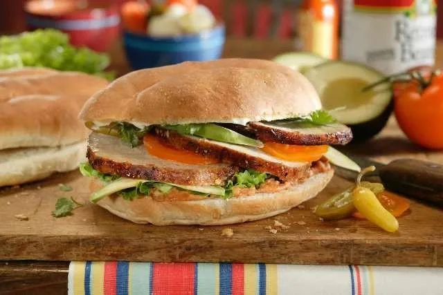 Descubre por qué en algunas regiones de México se dice "lonche" y en otras "torta". Conoce el origen de ambas palabras, su historia, las diferencias regionales y cómo este platillo refleja la diversidad cultural del país.