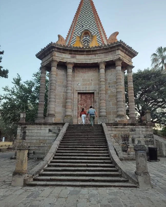 Descubre la historia del Vampiro del Panteón de Belén en Guadalajara. Conoce quién fue el Conde de Baldor, cuál es el origen de esta famosa leyenda, qué representa el misterioso árbol y por qué sigue cautivando a miles de visitantes.
