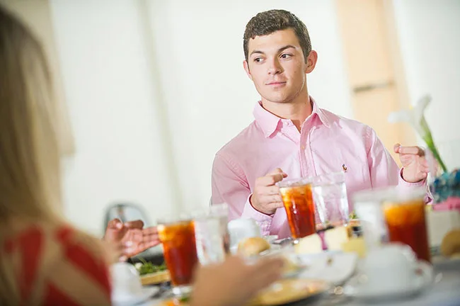 Descubre cuáles son los modales en la mesa que reflejan una buena educación. Conoce su origen, por qué siguen siendo importantes y cómo estas reglas de etiqueta mejoran la convivencia.