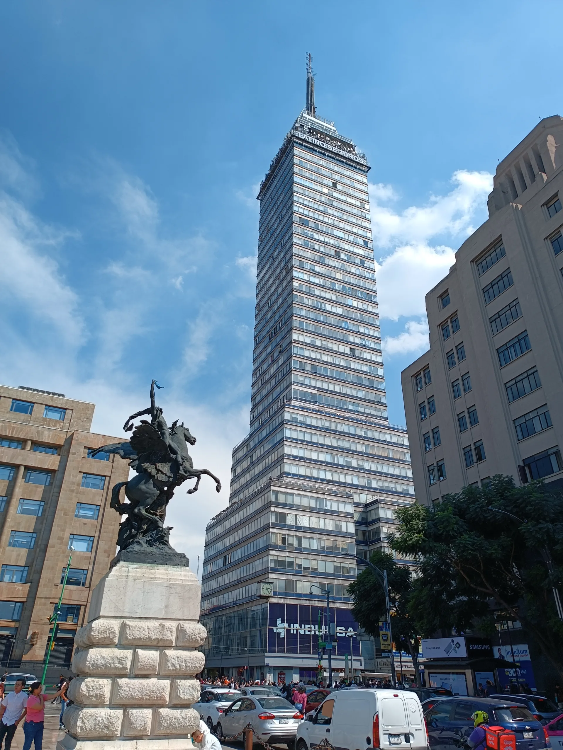 Conoce la historia de la Torre Latinoamericana, uno de los edificios más emblemáticos de la CDMX. Descubre cómo fue construida, por qué sobrevivió a grandes sismos y qué la convierte en un símbolo nacional. ¿Es de tus edificios favoritos?