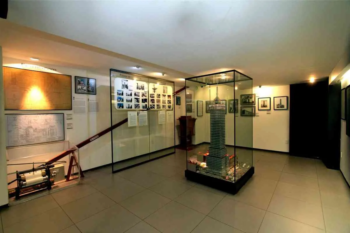 Conoce la historia de la Torre Latinoamericana, uno de los edificios más emblemáticos de la CDMX. Descubre cómo fue construida, por qué sobrevivió a grandes sismos y qué la convierte en un símbolo nacional. ¿Es de tus edificios favoritos?