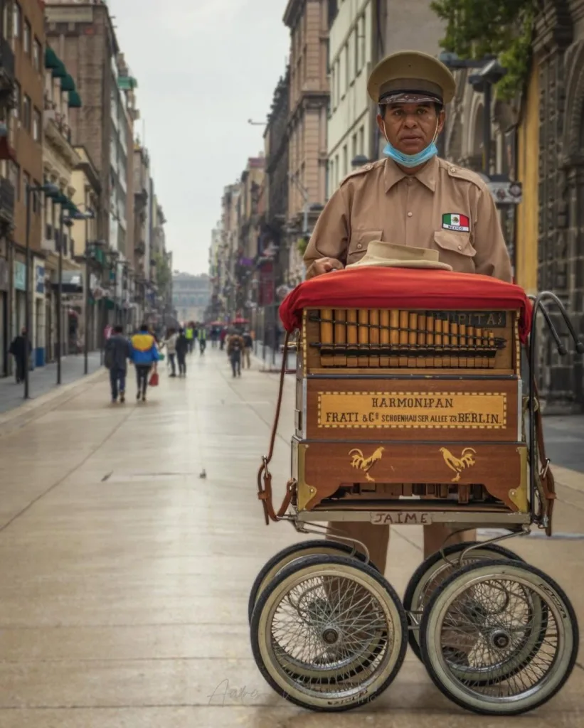 Descubre cuáles son los oficios desaparecidos en México y cómo la tecnología transformó profesiones. Conoce su historia y legado. ¿Tus familiares se dedicaban a esto?