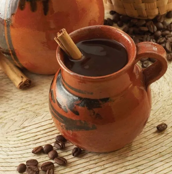 Descubre qué significa la expresión mexicana "con piquete o sin piquete", cuál es su origen, por qué se usa para las bebidas y cómo se convirtió en una de las frases más populares del país.