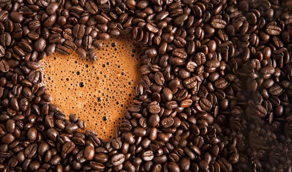 ¿Te has preguntado por qué el café de una cafetería sabe diferente al que preparas en casa? Descubre la ciencia, los secretos de los baristas y los factores que influyen en el sabor perfecto.