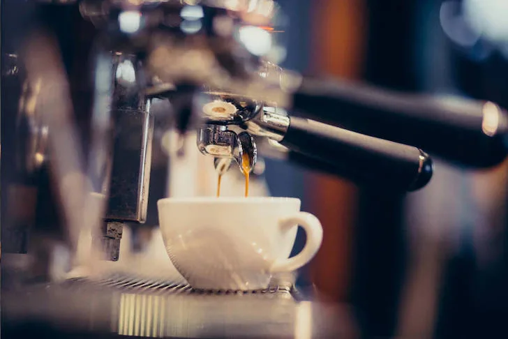 ¿Te has preguntado por qué el café de una cafetería sabe diferente al que preparas en casa? Descubre la ciencia, los secretos de los baristas y los factores que influyen en el sabor perfecto.
