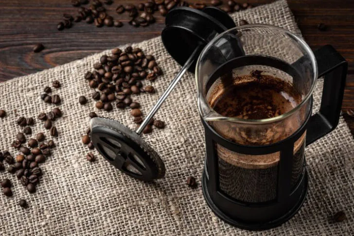 ¿Te has preguntado por qué el café de una cafetería sabe diferente al que preparas en casa? Descubre la ciencia, los secretos de los baristas y los factores que influyen en el sabor perfecto.