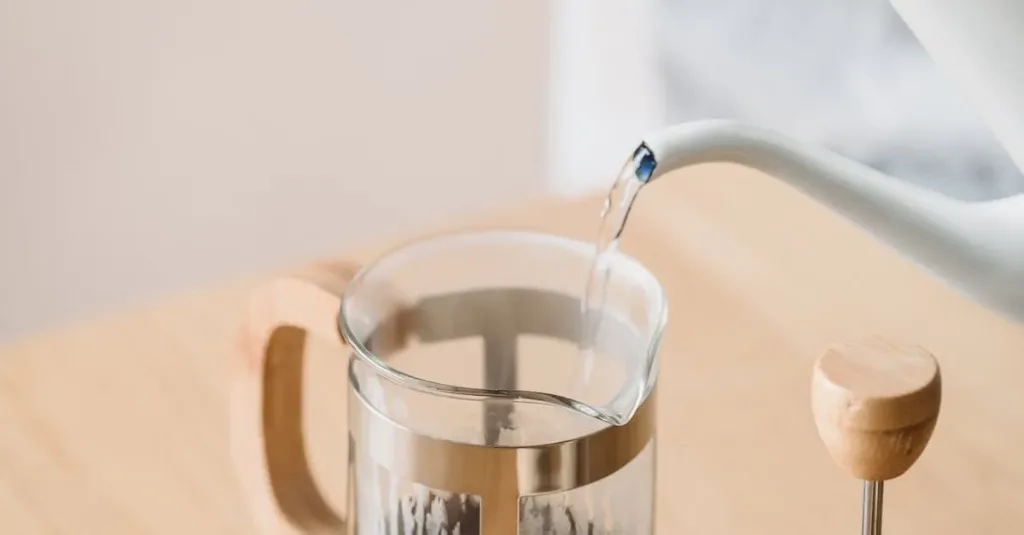 ¿Te has preguntado por qué el café de una cafetería sabe diferente al que preparas en casa? Descubre la ciencia, los secretos de los baristas y los factores que influyen en el sabor perfecto.