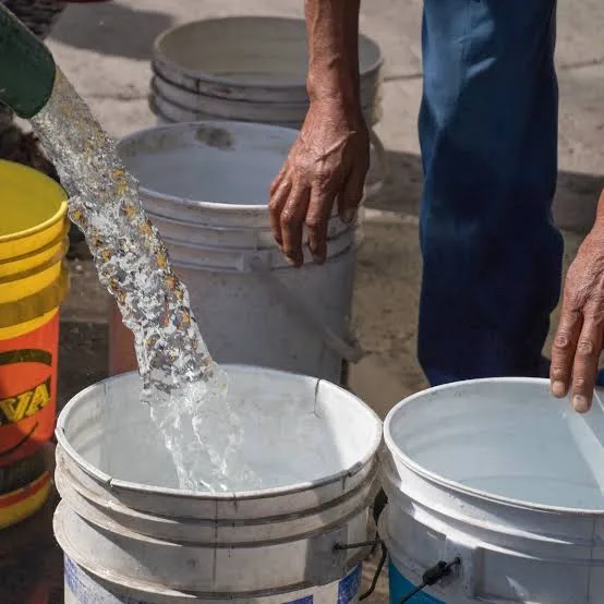 Descubre por qué los mexicanos decimos "¡Aguas!" para advertir un peligro. Conoce el origen histórico de esta expresión, cómo nació en la época colonial y por qué sigue siendo parte del lenguaje cotidiano.