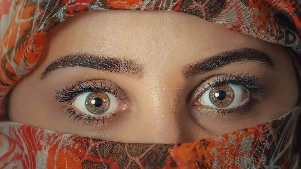 ¿Qué es el mal de ojo y por qué tantas personas creen en él? Descubre su origen, historia, significado, los amuletos más conocidos y qué explica la ciencia sobre esta antigua creencia.